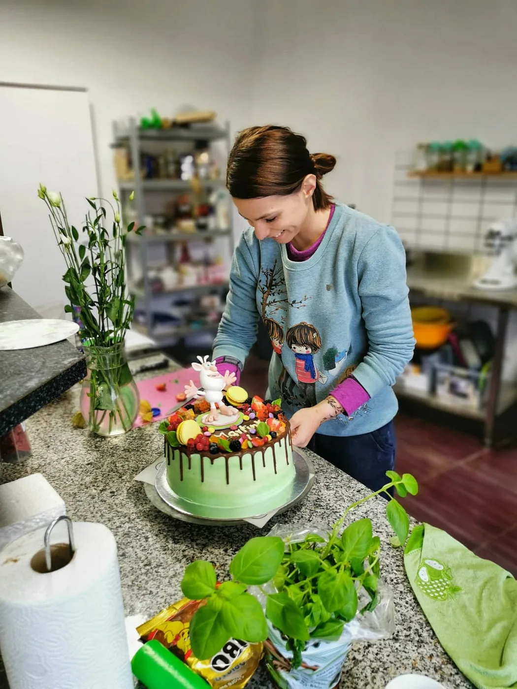 Petra Mikulcová pri práci v cukrárskej výrobni